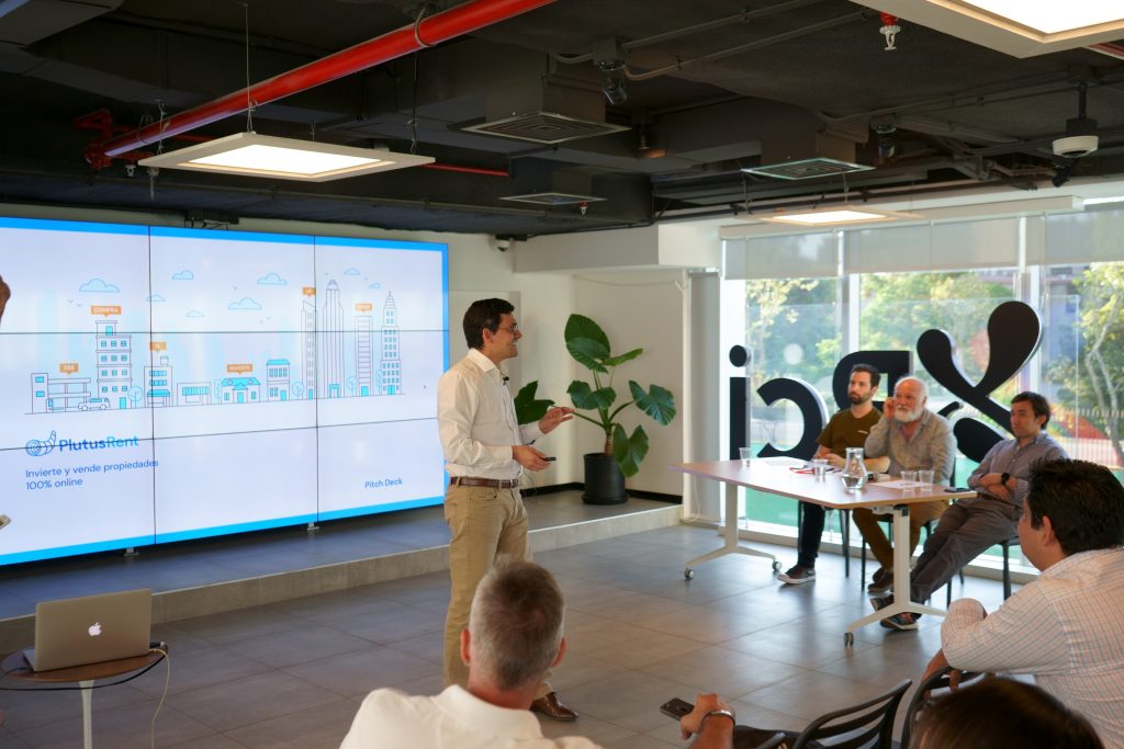 Cristian Bustos, CEO de Beeok: “…No dejar de soñar, estudiar y aprender, invertir y correr riesgos”.